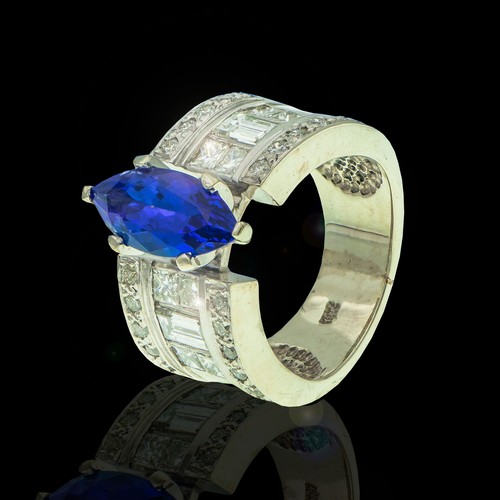 1115 - A TANZANITE AND DIAMOND DRESS RING