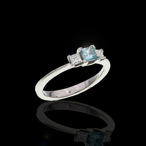 1138 - A DIAMOND TRILOGY RING 0,50 CARATS