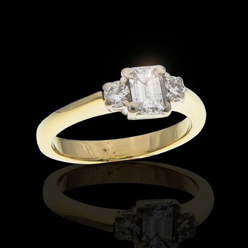 1139 - A DIAMOND TRILOGY RING 0,72 CARATS