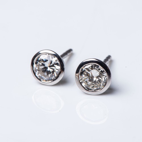 1102 - A PAIR OF DIAMOND EARRINGS 0,35 CARATS