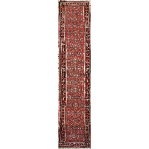 358 - A HAMADAN RUNNER, IRAN, MODERN