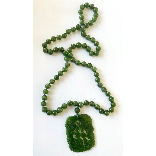 490 - A CHINESE GREEN HARDSTONE NECKLASE AND PENDANT POSSIBLY JADE