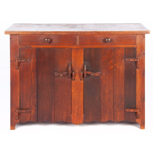 895 - AN OAK SIDEBOARD, EARLY 20TH CENTURY