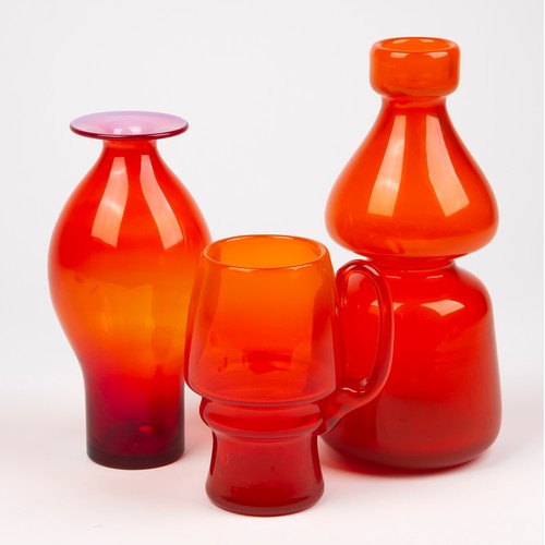 521 - A GROUP OF THREE ORANGE GLASSWARE