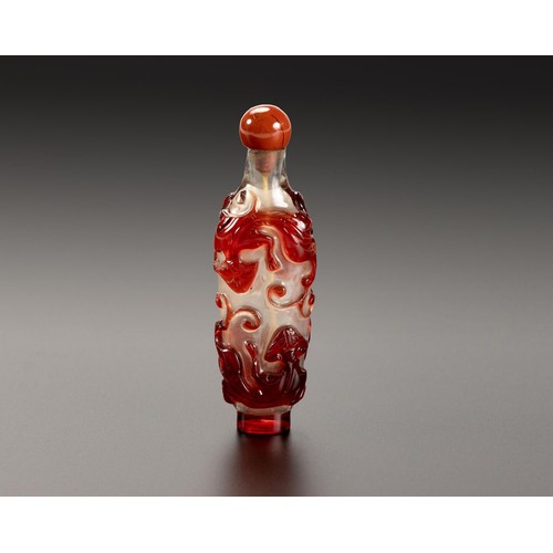 749 - A CHINESE RUBY-RED OVERLAY CLEAR GLASS SNUFF BOTTLE, QING DYNASTY, LATE 19TH CENTURY