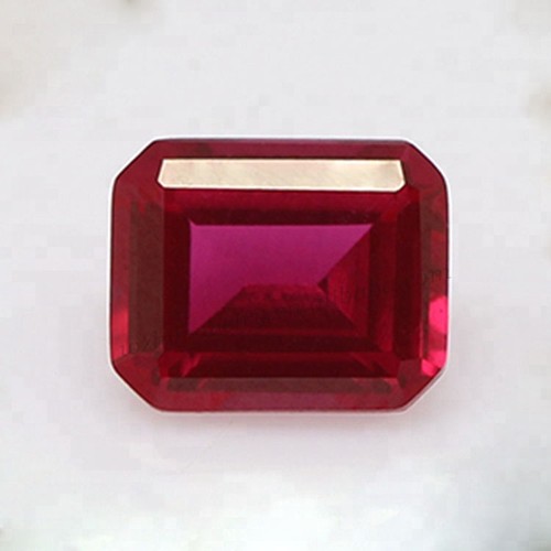 323 - AN EMERALD CUT RUBY 6,15 CARATS