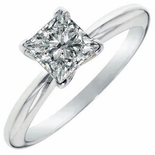 207 - A 1,56 CARAT DIAMOND SOLITAIRE RING