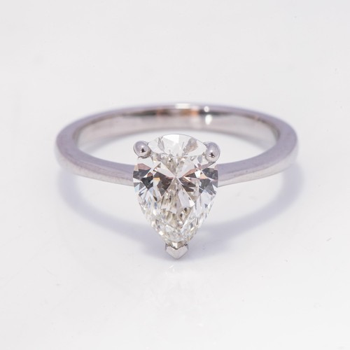 208 - A 1,51 CARAT DIAMOND SOLITAIRE RING