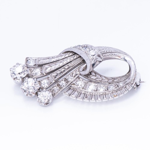 257 - A DIAMOND BROOCH