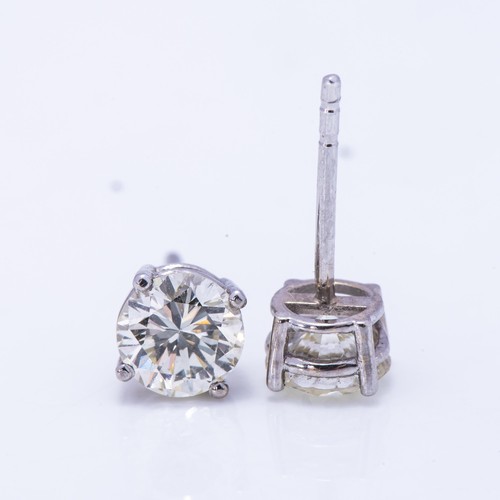 243 - A PAIR OF 0,80 CARAT CLAW-SET DIAMOND STUD EARRINGS