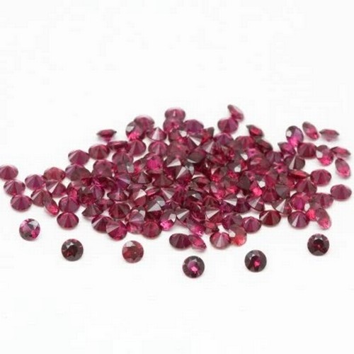 304 - A MELEE OF RUBIES 3,68 CARATS