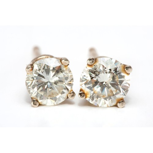 210 - A PAIR OF 0,22 CARAT DIAMOND STUD EARRINGS