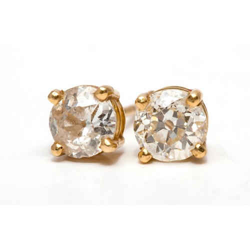 240 - A PAIR OF DIAMOND STUD EARRINGS 0,24 CARATS