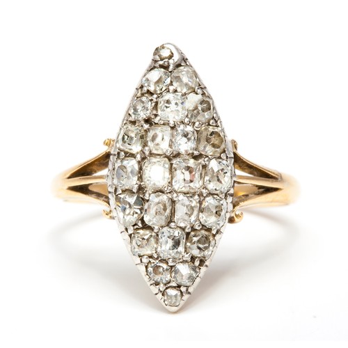 155 - A DIAMOND CLUSTER RING, CIRCA 1930