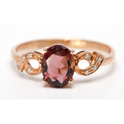 186 - A MORGANITE AND DIAMOND DRESS RING