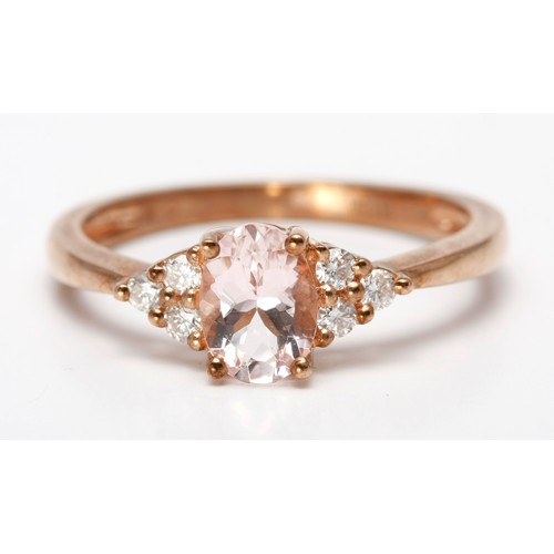 189 - A MORGANITE AND DIAMOND DRESS RING