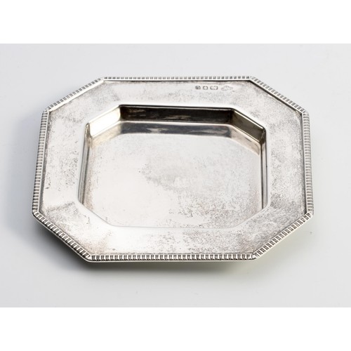 1086 - A GEORGE VI SILVER ASHTRAY, GOLDSMITHS AND SILVERSMITHS COMPANY, LONDON, 1938