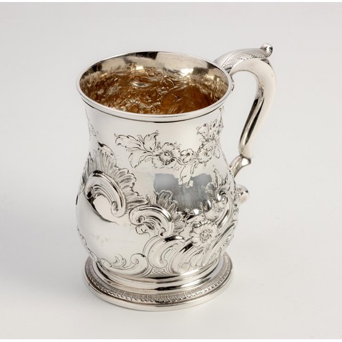 1011 - A GEORGE II SILVER MUG, POSSIBLY JOHN EDWARDS, LONDON, 1737