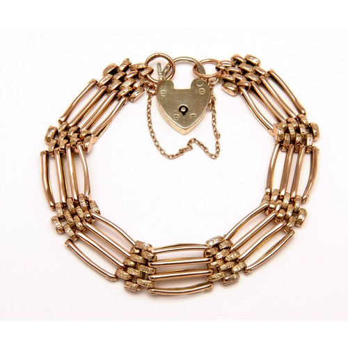 302 - A GOLD LINK BRACELET