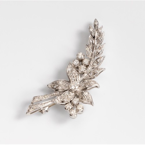 458 - A DIAMOND BROOCH