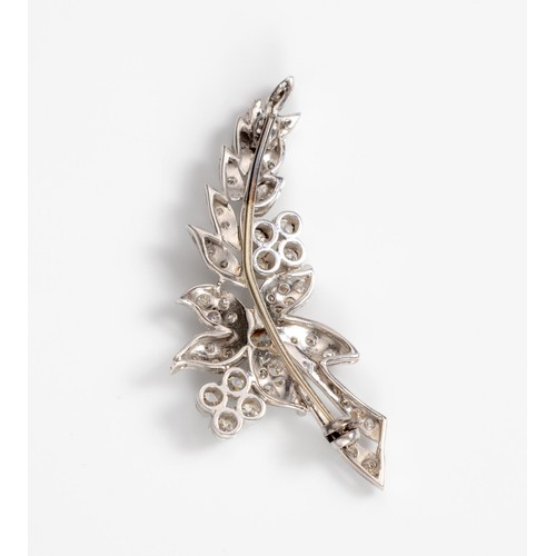 458 - A DIAMOND BROOCH