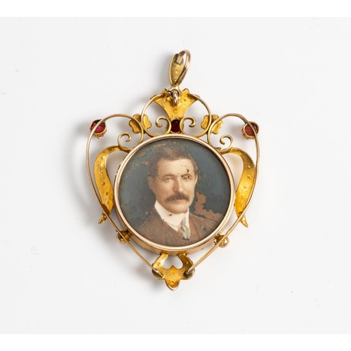 460 - A GEM-SET PORTRAIT FRAME PENDANT