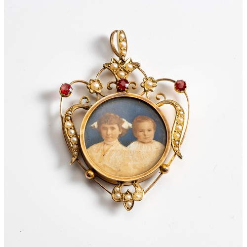 460 - A GEM-SET PORTRAIT FRAME PENDANT