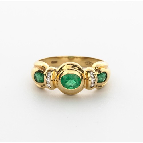 487 - AN EMERALD AND DIAMOND RING