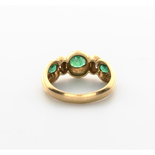 487 - AN EMERALD AND DIAMOND RING