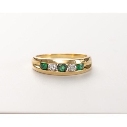 490 - AN EMERALD AND DIAMOND RING