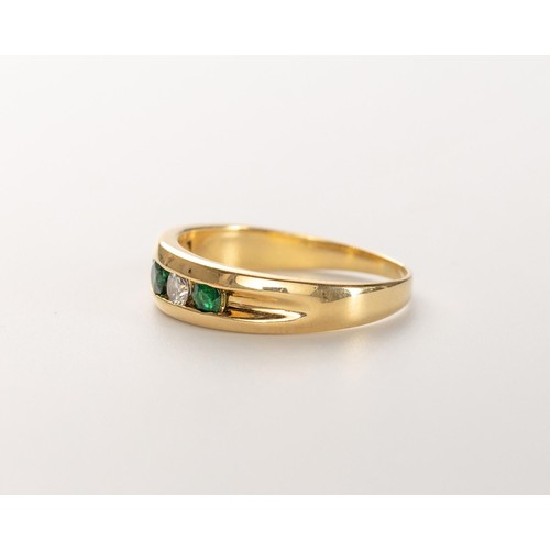 490 - AN EMERALD AND DIAMOND RING