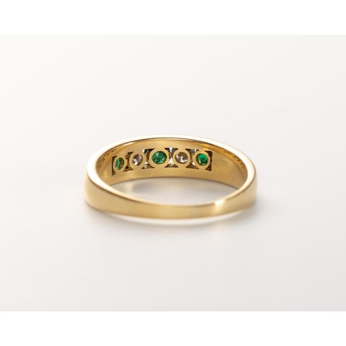 490 - AN EMERALD AND DIAMOND RING