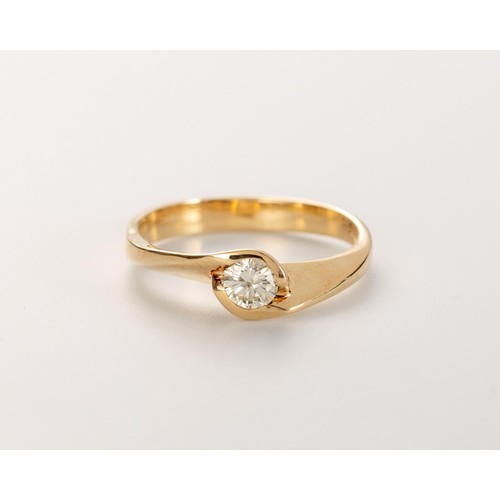 492 - A DIAMOND SOLITAIRE RING