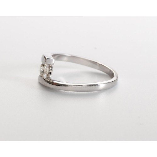 514 - A DIAMOND SOLITAIRE RING