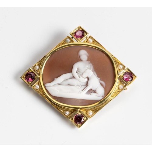 529 - A CAMEO AND GEM-SET BROOCH