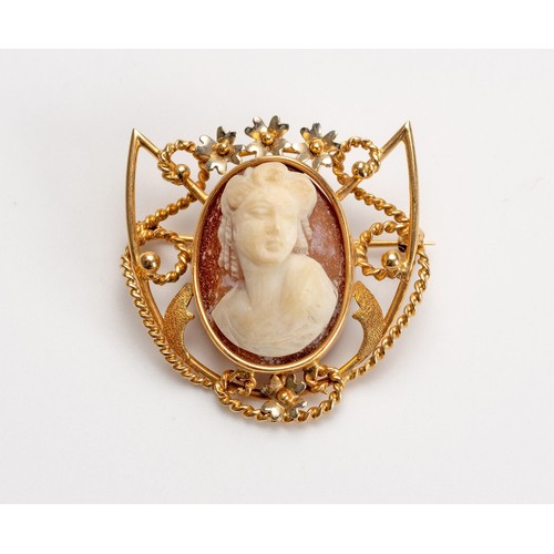 541 - A CAMEO BROOCH