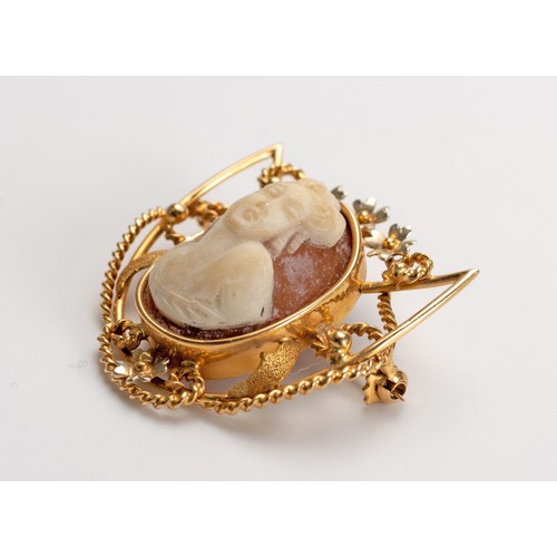 541 - A CAMEO BROOCH