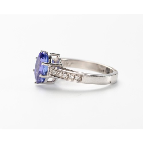 553 - A TANZANITE AND DIAMOND RING