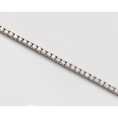 556 - A DIAMOND TENNIS BRACELET