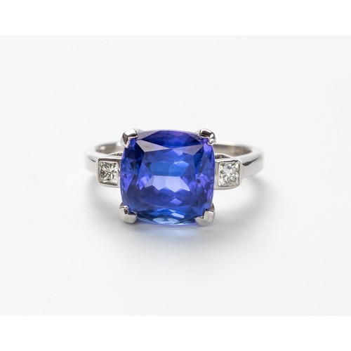 560 - A TANZANITE AND DIAMOND RING