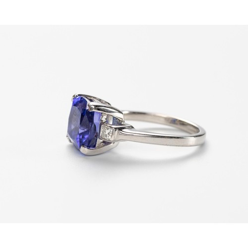 560 - A TANZANITE AND DIAMOND RING