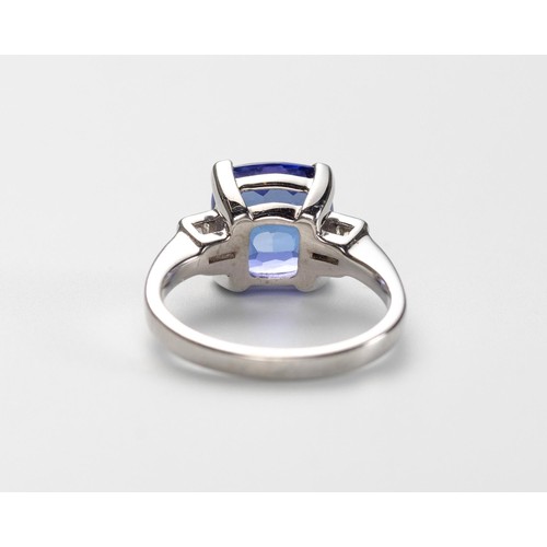 560 - A TANZANITE AND DIAMOND RING