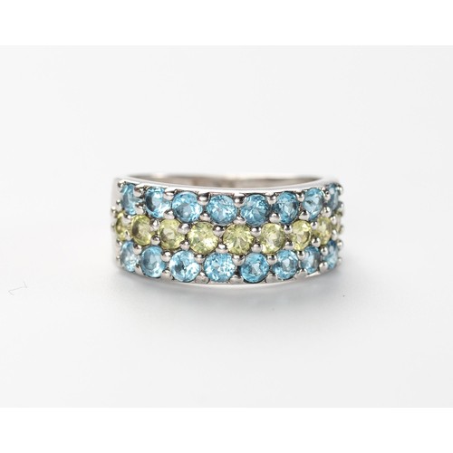 587 - A BLUE TOPAZ AND PERIDOT RING