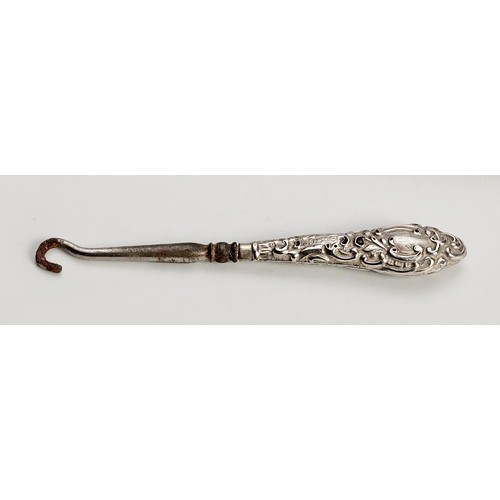 1056 - AN EDWARD VII SILVER BUTTON LOOP, SPURRIER AND CO, BIRMINGHAM, 1903