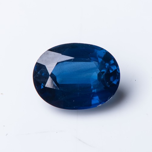 1122 - AN OVAL BRILLIANT CUT SAPPHIRE, 5.71 CARATS