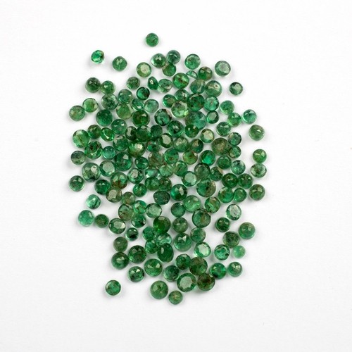 1102 - A MELEE OF UNMOUNTED ROUND MIXED-CUT EMERALDS