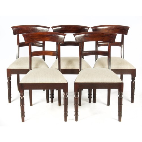 539 - A SET OF EIGHT VICTORIAN MAHOGANY DINING CHAIRS, MID 19TH CENTURY