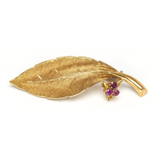 953 - A GOLD BROOCH