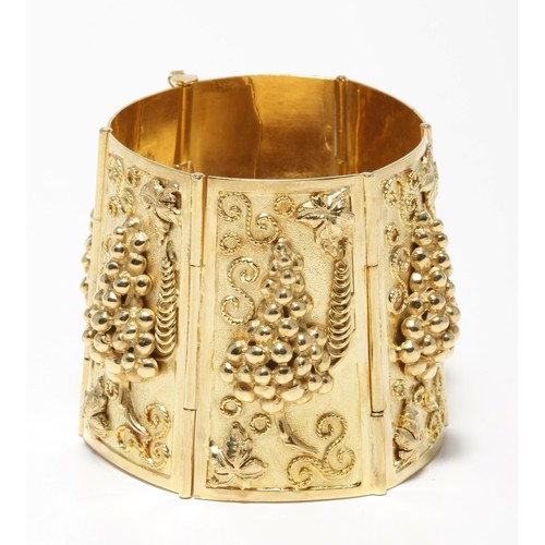 990 - A GOLD FLEXI STYLE BANGLE