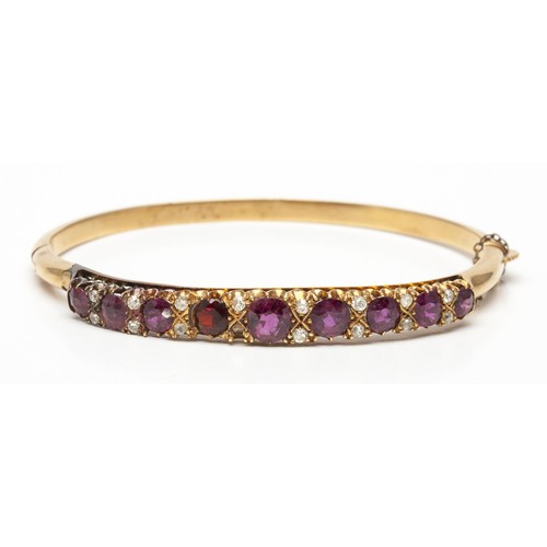 995 - A GEMSTONE AND DIAMOND BANGLE